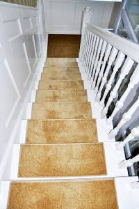 Treppenstufen mit Teppich belegt