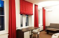 Rote Fensterschals und Faltgardinen vom Raumausstatter im Hotel