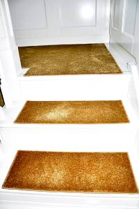 Treppenstufen mit Teppich ausgelegt