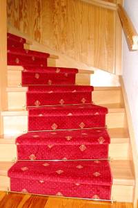 Treppe mit rotem Teppich belegt