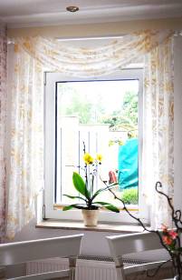 Leichte Bogendekoration mit Blumenmuster als Fensterdeko