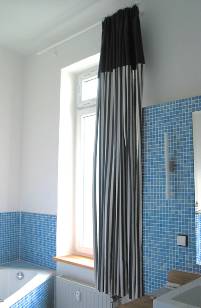 Schals am Badezimmerfenster von Raumausstattung Ungar