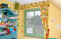 Fensterdeko im Kinderzimmer mit bunter Gardine
