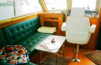 Polsterei mit Leder von Sitzen und Sitzb&auml;nken im Boot