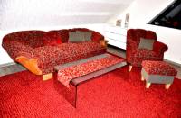 Sofa, Sessel und Hocker neu gepolstert in rot