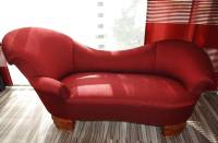 Geschwungenes Sofa in rot neu gepolstert