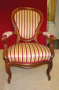 Historischer Sessel vom Raumausstatter neu gepolstert - rot gelb