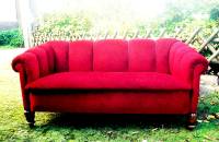 Rote Couch mit Stoff neu gepolstert vom Raumausstatter