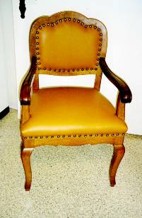 Historischer Sessel mit hellem Leder neu gepolstert